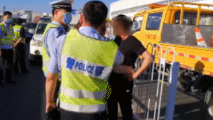 【每日平安175】电鱼团伙逃跑遭偷猎团伙枪击误伤,海归男子逃逸撞击民警称着急相亲